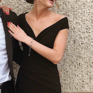 Balklänning - Balklänning 2020?? Svart off-shoulder klänning med figursydd passform. Jag använde den på min killes bal och that’s it. Tveka inte på ställa frågor! Köparen står för frakten. 