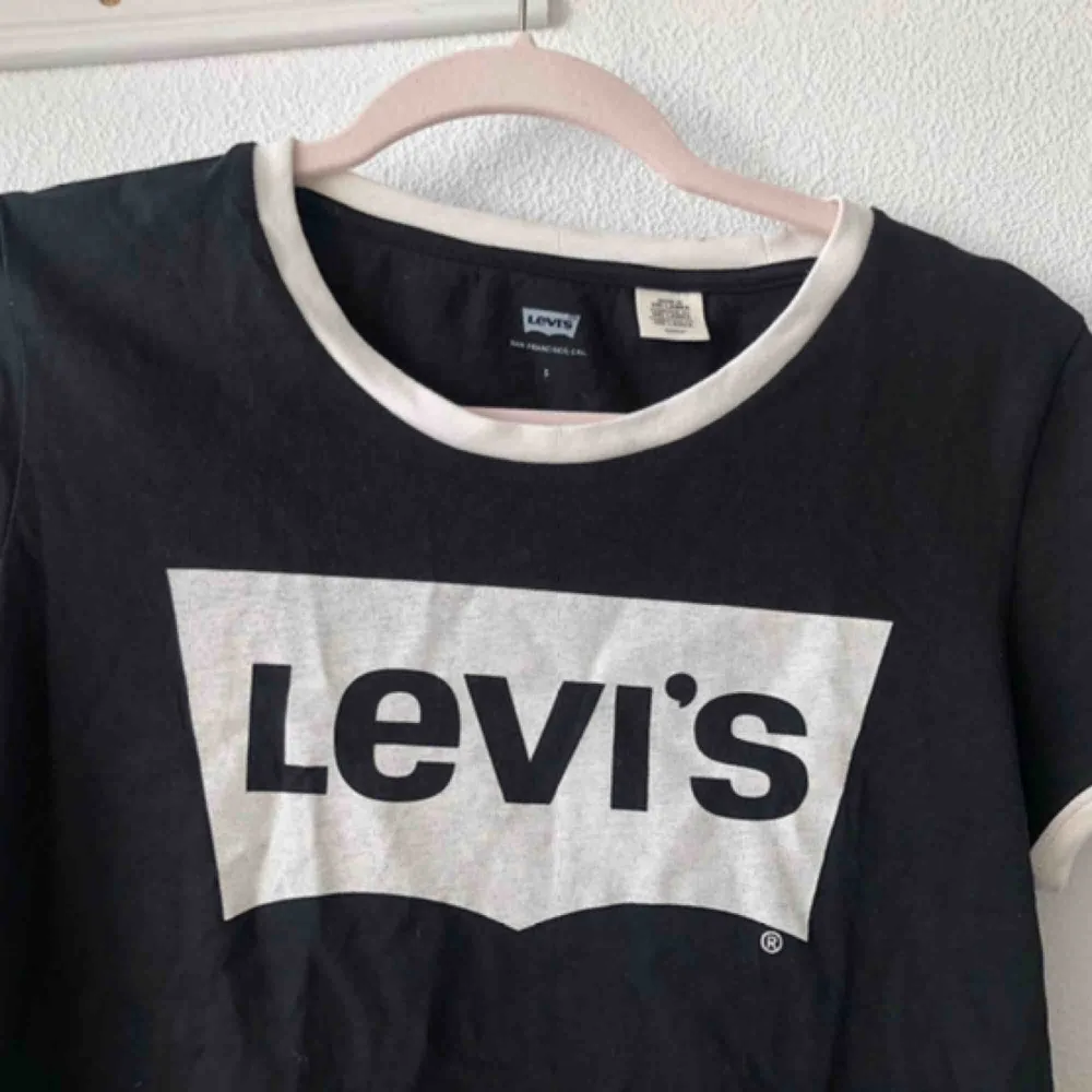 Levis tröja från Zalando, i jätte bra skick, kan fraktas eller mötas i malmö. T-shirts.