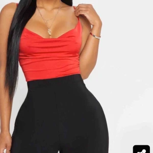  - RÖD BODY FRÅN PRETTYLITTLETHING‼️ Säljer denna fina röda body, helt oanvänd 