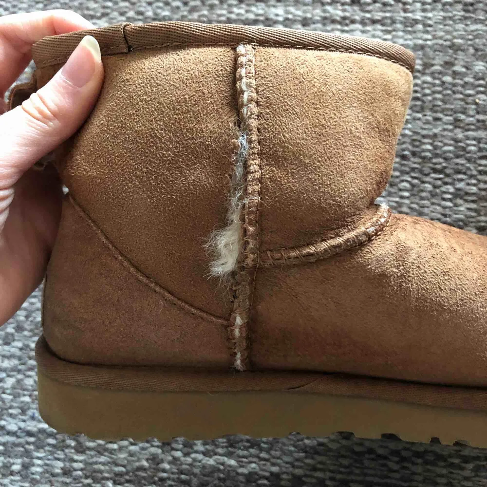 Bruna Uggs som säljs då de inte kommer till användning. De är trasiga på ett ställe som jag skulle kunna fixa till vid visat intresse. Köpare står för frakt. Skor.