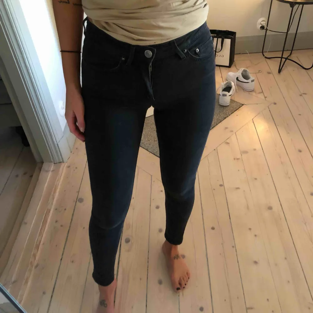 Acne 5 skin used black med dragkedjor ibak. Världens finaste jeans! . Jeans & Byxor.
