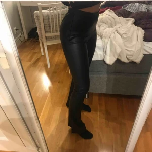  - Säljer ett par jättefina skinn byxor med bootcut i från mango, i fint skick!❤️ storlek 38 skulle säga att de passar s och om du ligger mellan S och M:)