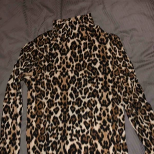  - Riktigt söt polo från Gina. Storlek M men den e stretchig så den passar S och L också. 80kr + 20kr frakt (endast swish)🥰