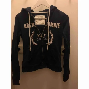  - Hoodie från abercrombie and fitch💙 Strl S Köparen står för frakt 