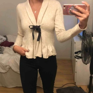  - Säljer min Odd Molly kofta som jag köpte för något år sedan för 1300kr. Storleken är på koftan är 2, vilket jag skulle säga är ungefär S men passar M också. Köparen står för frakt.💓