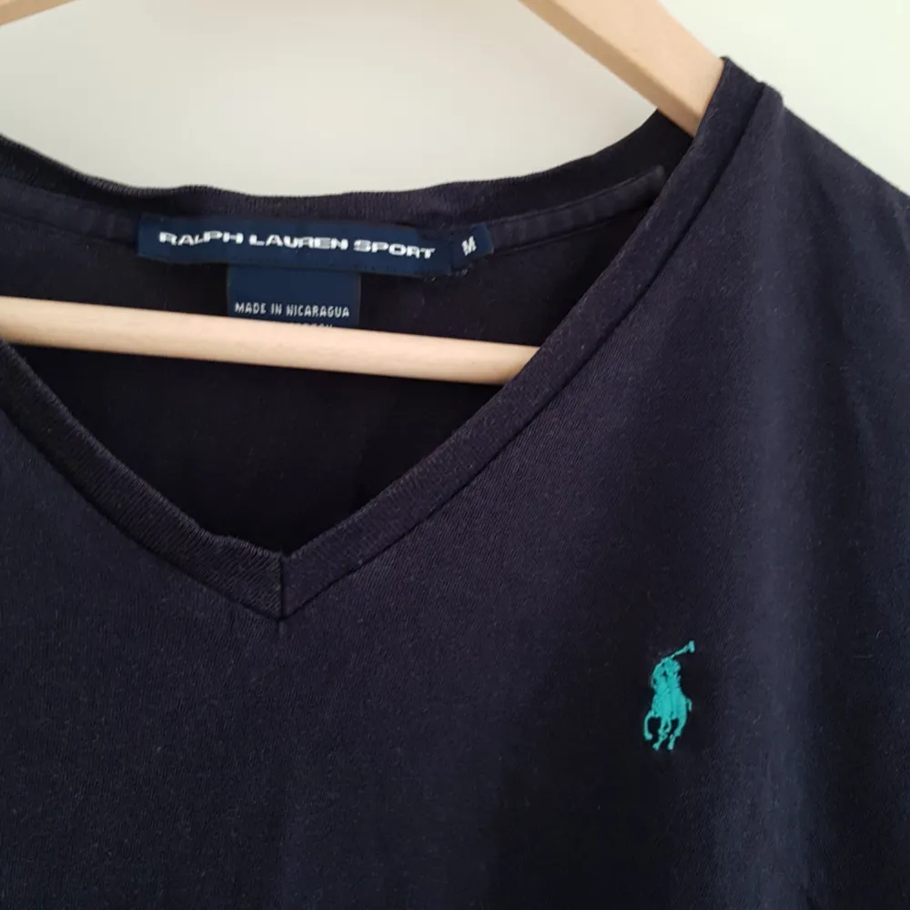 Marinblå Ralph Lauren T-shirt. Kan ordna paket-pris vid köp av annat :). T-shirts.