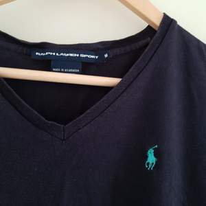 Marinblå Ralph Lauren T-shirt. Kan ordna paket-pris vid köp av annat :)