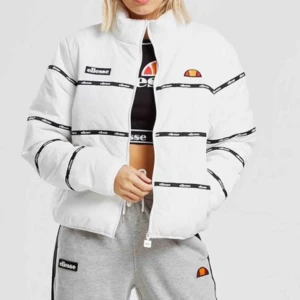  - Snygg kortare vinterjacka från Elesse! Köptes på JD sports, säljs för att den inte riktigt är min stil och inte kommer till användning, nypris kring 800/900kr 