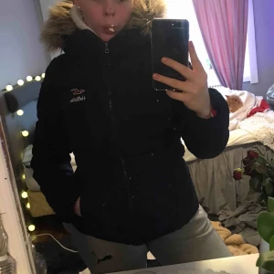  - Varm jacka från hollister. Köpt för ca 1000.  Det står storlek L i jackan men skulle säga att den passar S/M mer. sparsamt använd, köparen står för frakt, kan eventuellt mötas upp i katrineholm/Nyköping 🥰