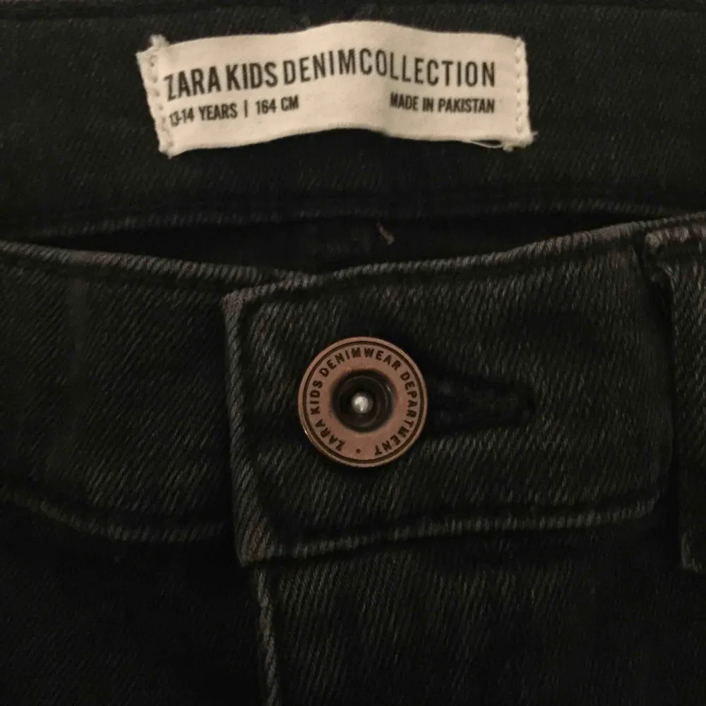 Ett par skit snygga svart/gråa jeans med vita stripes på ifrån Zara. Passar mig som har både XS och S. Skriv om du vill ha bilder på! 🖤👖. Jeans & Byxor.
