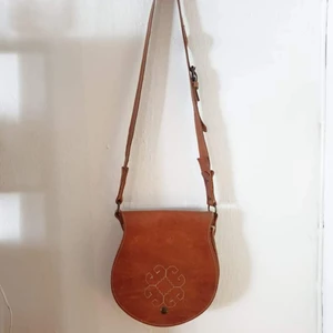  - Brun läderväska 🍂  Mått: Längd: 22cm Bredd: 22cm Djup: 3cm Axelrem: 110cm  120 :- plus frakt 63:- spårbart