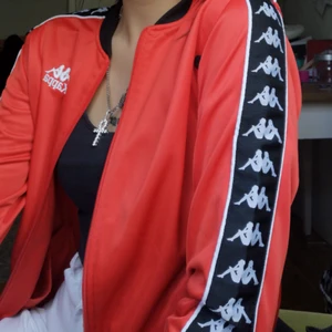  - Snygg kappa jacka/tracksuit överdel i nyskick knappt använd behöver ett nytt hem! 