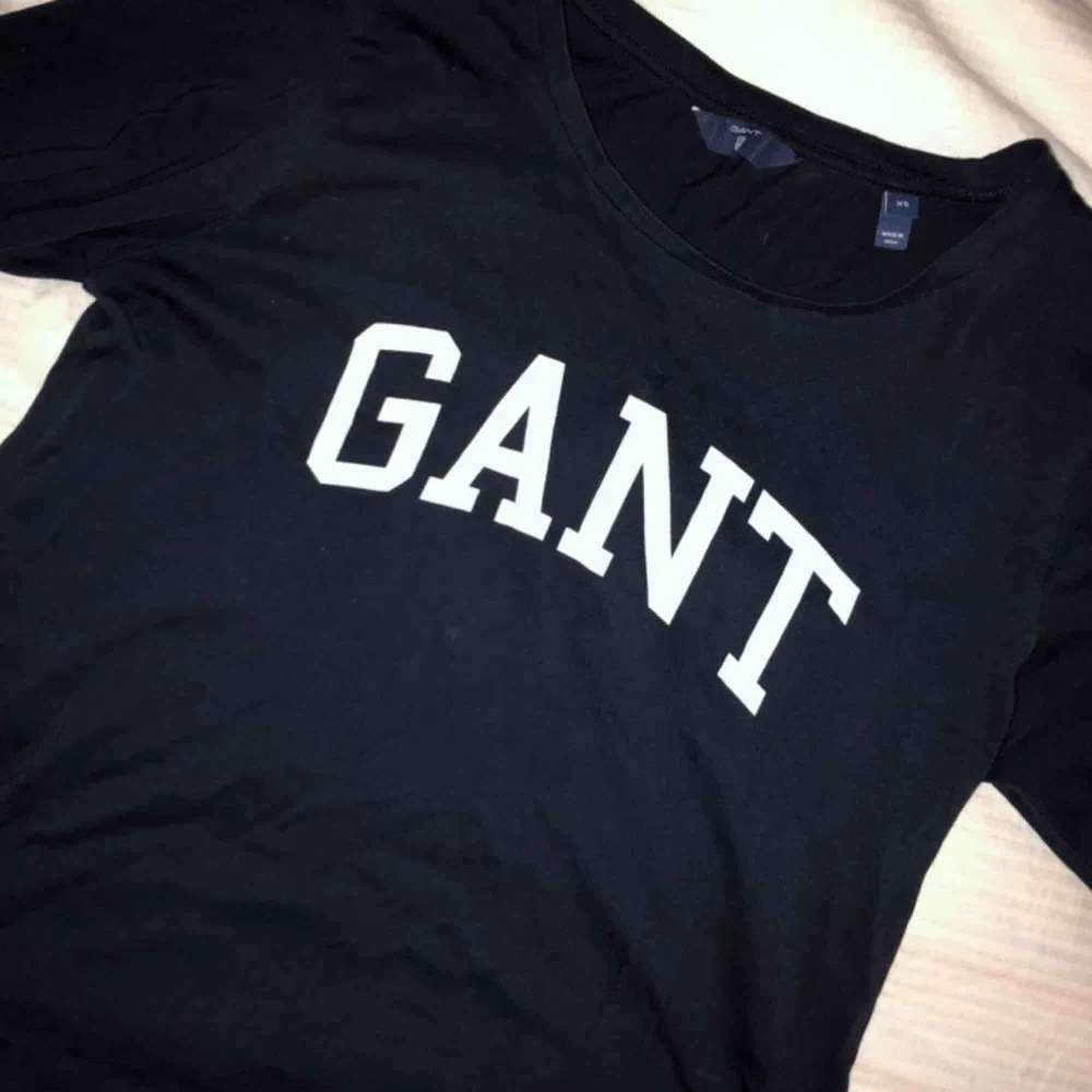 Äkta Gant-tröja, knappt använd! Ganska stor i storleken så jag gissar att den passa ända upp till M. 🥰. Tröjor & Koftor.