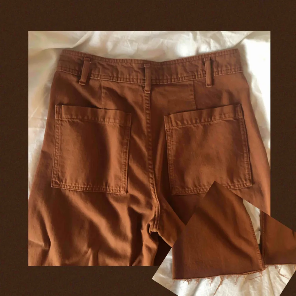 Jättefina brun/orangea jeans från Zara! Använda endast 1 gång, därmed i gott skick! Frakt tillkommer och betalningen sker via Swish.. Jeans & Byxor.