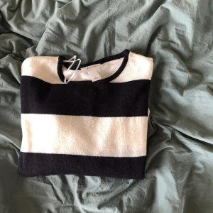  - Tröja från monki, lite kortare i modellen och pösiga armar. 