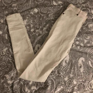  - Vita jeans från Dr. Denim. I jättefint skick.  Storlek S  Modell plenty (högmidjade)   Priset kan diskuteras så lägg gärna ditt eget bud.   Kan mötas upp i Fjärås, Kungsbacka eller Skene. Kan också skickas mot fraktkostnad. 