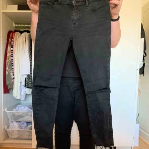  - Skit snygga Levis 710 med avklippta ben samt hål i knäna