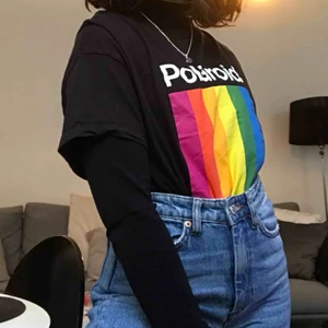  - Jättesnygg Polaroid tröja från Pull & Bear. Passar typ allting och är svår att hitta nu! Nyskick✨ kan mötas upp i Göteborg annars står köparen för frakt (36 kr).
