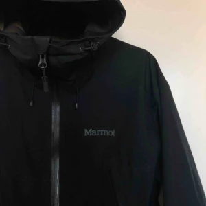 - Marmot (gore-tex) vindjacka i storlek M. Använd men utan defekter.  Fraktar eller möts upp, fraktkostnad tillkommer 