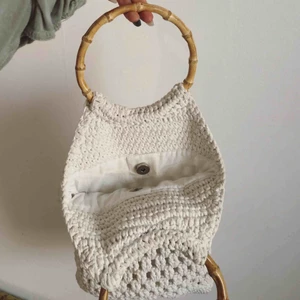  - Virkad vit hobo väska med bambuhandtag.(jag har väldigt små händer) Gratis frakt 100kr
