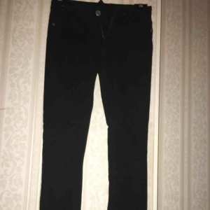  - Svarta jeans 