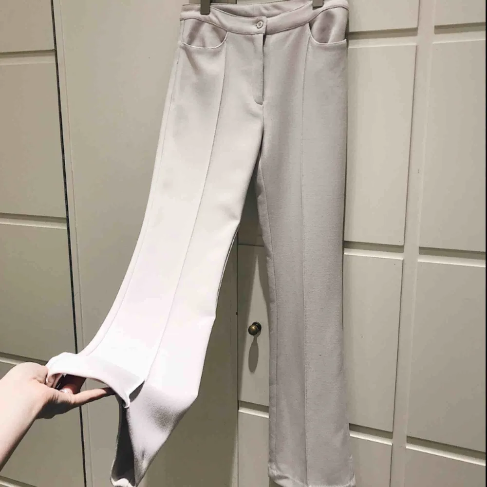 Oanvända benvita byxor från H&M Trend i strl 36. Mjuka, sköna och sitter som en smäck✨ Superfina men inte kommit till användning! Frakt 59kr. Jeans & Byxor.
