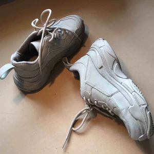  - Chunky sneakers från Nelly i storlek 36. Använda vid två utekvällar så bra skick och supersschhöna att gå i!! Frakt tillkommer ✨