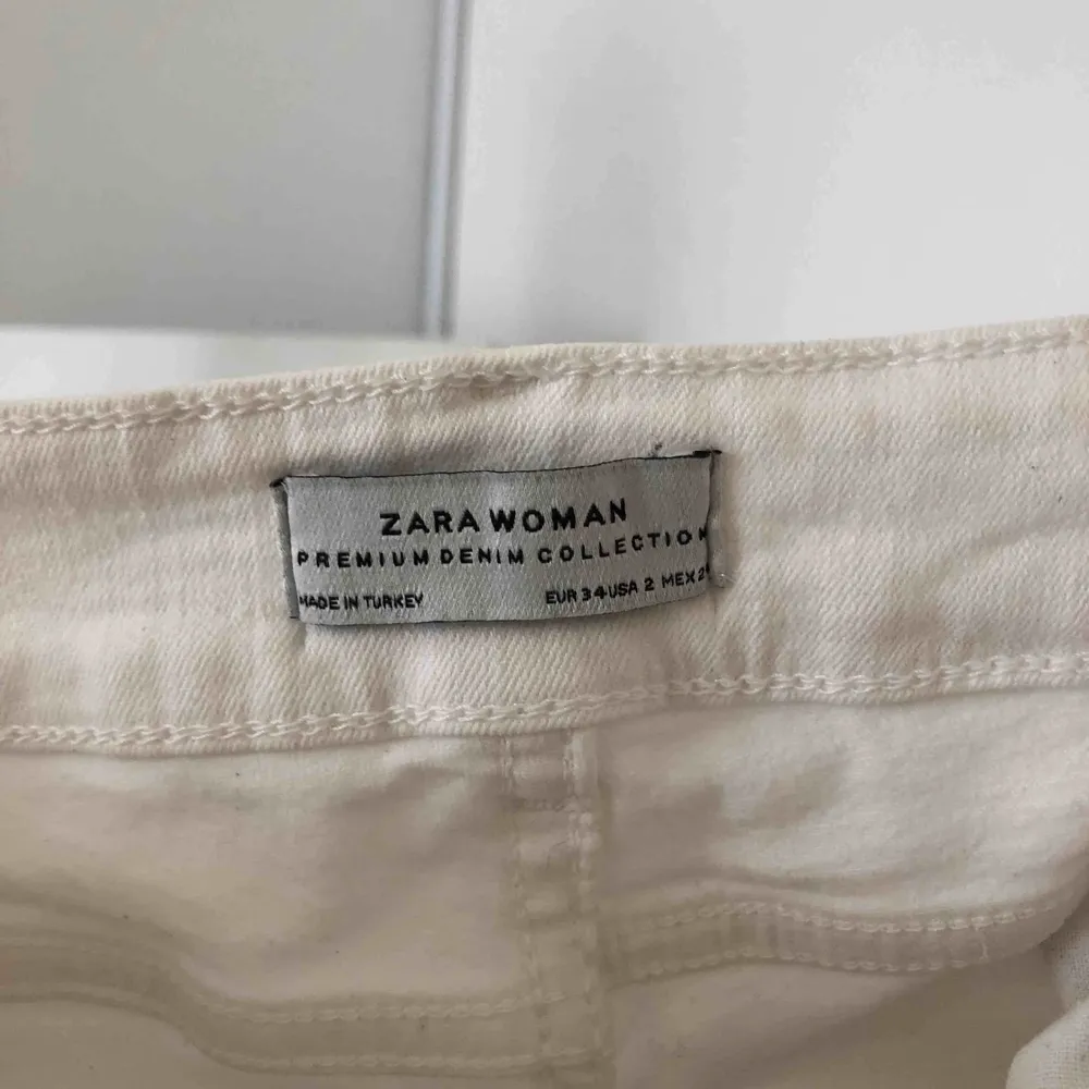 Vita bootcut byxor från Zara, svårt att få på bild men fint skick. Jeans & Byxor.