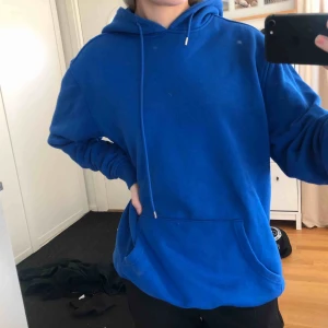  - En blå tjocktröja köpt på carlings. Används ej längre. Jag är en storlek 36/S i alla kläder vanligtvis och är 177cm lång så passform kan variera. Hör gärna av dig om du har frågor! 🥰