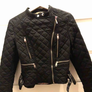  - Burberry jacka i jättefint skick. En jacka som aldrig går ur mode