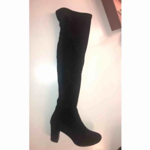  - Sjukt snygga overknees från depeche. Säljer dom pågrund av att dom tyvärr är för små för mig🥰