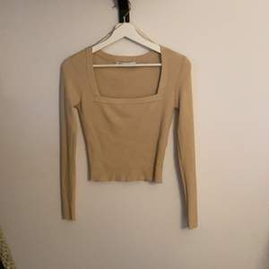 Superfin beige tröja från Zara! Har använt den enstaka 2 gånger då den är lite stor för mig, så den är i helt nyskick! 