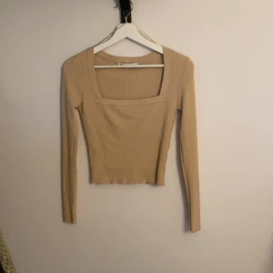 Zara tröja  - Superfin beige tröja från Zara! Har använt den enstaka 2 gånger då den är lite stor för mig, så den är i helt nyskick! 
