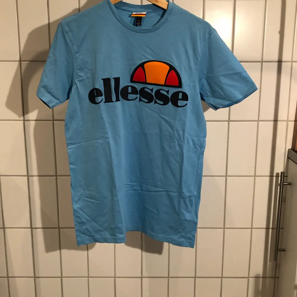 Äkta Ellessse T-shirt i storlek S (herr). Aldrig använd men finns tyvärr ingen prislapp kvar✨ Köparen står för frakten. . T-shirts.