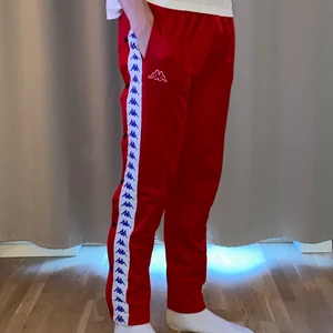 Kappa träningsbyxor röda och blå - Storlek XL. Använda ca 5 gånger. Skick: 7/10. Org. pris 699. Budgivning startar på 200kr. Betalning via swish köparen står för frakten.
