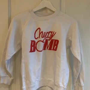 Ganni tröja  - Säljer nu denna ganni collegetröjan, köptes år 2017 och är i gott skick. 