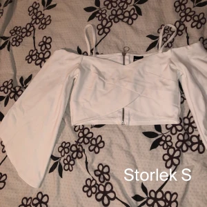 Vit kort tröja - En vit fin tröja från Gina Tricot i storlek S