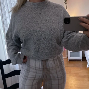 Stickad tröja  - Jättemysig stickad tröja🤩 storlek S men funkar till xs och m också