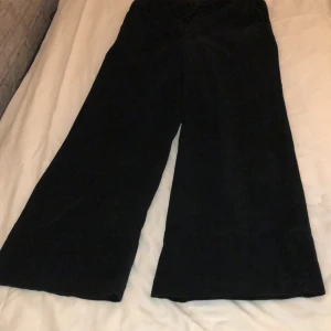 utsvängda manchester byxor XS-S - svarta utsvängda manchester byxor som är lite för långa och stora för mig (är 163cm & XS) 119kr (ej frakt) hade passat någon lite längre :) kontakta mig vid intresse eller frågor 🥰 (BÄLTE INGÅR)