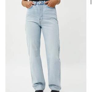 Näst intill oandvända jeans från weekday, i modellen Rowe. Dom är i färgen ”sky blue”.  Säljer då dom blivit förstora i midjan på mig. Jag är nästan 160cm lång och dom är ganska långa på mig! Köpta för 500kr. Skriv för fler bilder eller frågor!  💖✨