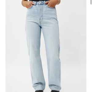 Weekday jeans  - Näst intill oandvända jeans från weekday, i modellen Rowe. Dom är i färgen ”sky blue”.  Säljer då dom blivit förstora i midjan på mig. Jag är nästan 160cm lång och dom är ganska långa på mig! Köpta för 500kr. Skriv för fler bilder eller frågor!  💖✨