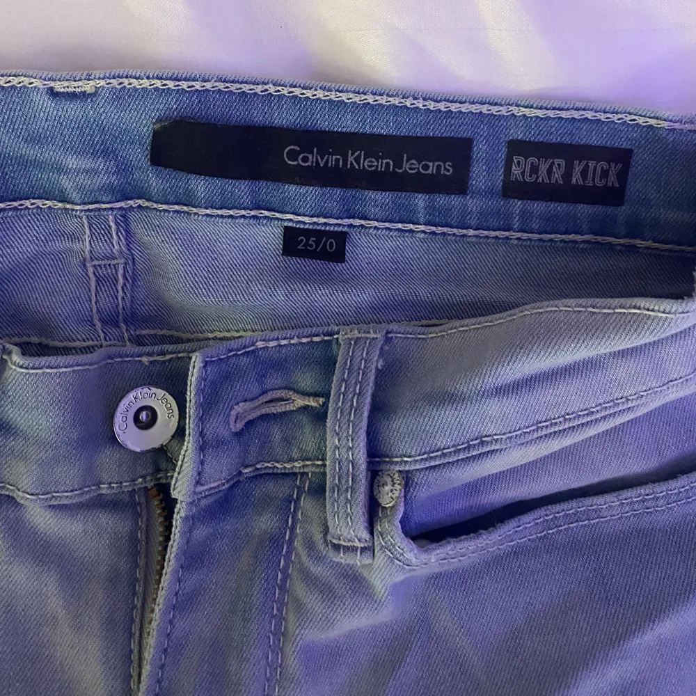 Lågmidjade jeans från Calvin Klein. Dom är knappt använda jätte fina men väldigt tighta. Långa i benen och dom går ut lite längst ner.. Jeans & Byxor.