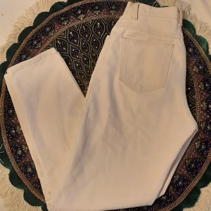 Vita jeans  - Ascoola vita retro jeans, från märket wrangler, köpta på beyond retro. De är högmidjade och passar till allt. Det står ingen storlek i byxorna med skulle dock säga att de antagligen passar S bäst, men även vissa M. Säljer då jag tycker de blivit lite små för mig, då jag vanligtvis brukar ha ungefär w:29-30. Som vanligt så är de bara å skriva för fler/bättre bilder 🥰