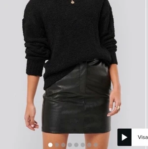 Skinn kjol - Helt ny skinn kjol från misslisibells kollektion med NAKD. Storlek 36, lappen är kvar. Säljer då det blev fel storlek. 