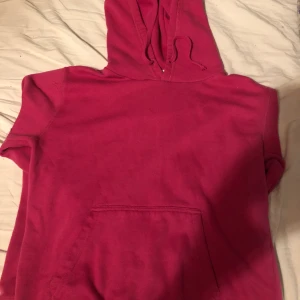 Rosa Hoodie - Rosa Hoodie med några få fläckar, storlek S. Hund och katt finns i hemmet. 