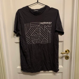 T-shirt 1337 - Obersized T-shirt med text på. Skönt material, knappt använd. Står ingen storlek i men typ en M