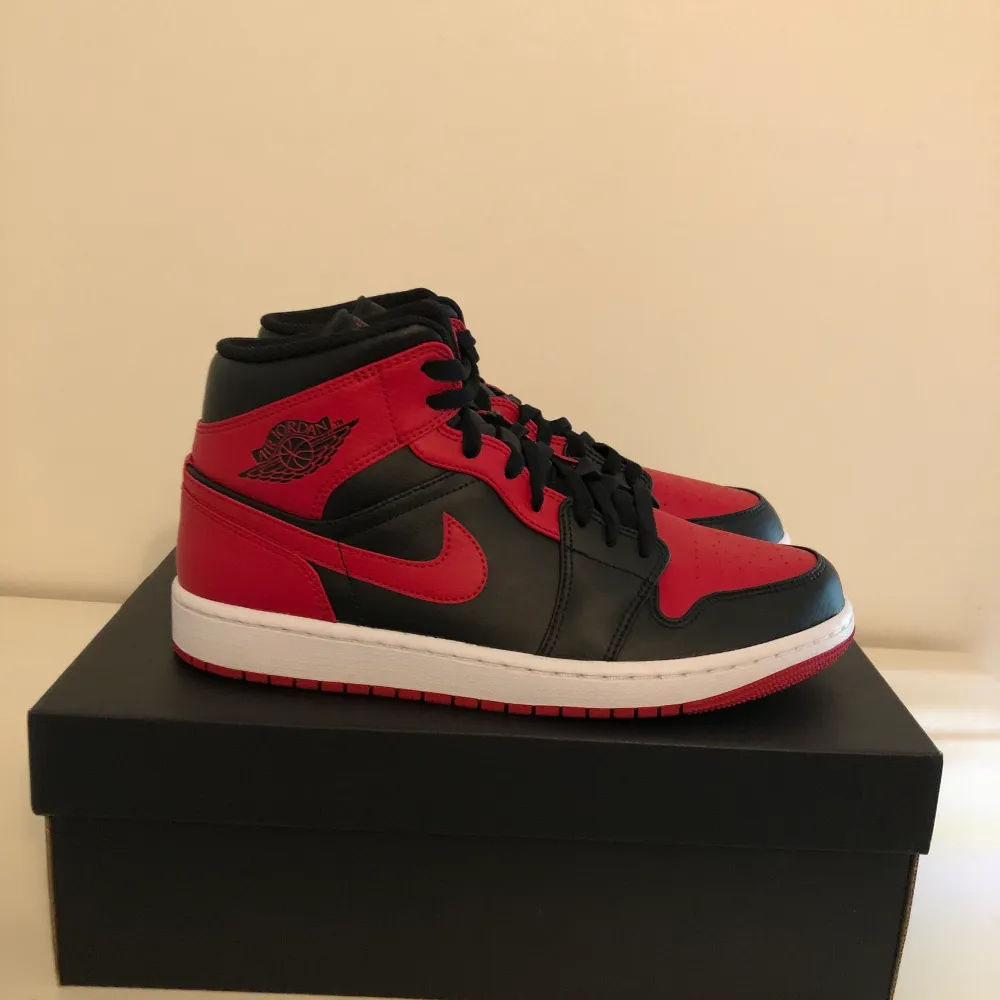 Jordan 1 mid ”Bred” Size: 43 x1 42,5 Såld✅ Pris:1399🤝 Dm för fler bilder🔌. Skor.