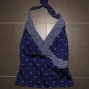 Blå halterneck  - Blå halternecktopp med små stjärnor. Var en baddräkt innan så typ baddräktsmaterial🤪 väldigt stretchigt material men skulle säga att den passar S. 50kr + frakt