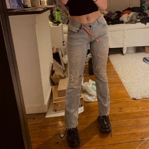 Reign italia jeans - Jätte coola jeans köpta på raglady, till jeansen fick man en nyckel i coralrosa som hänger där fram. De är i jätte bra kvalitet och passar dig som har storlek S/M.