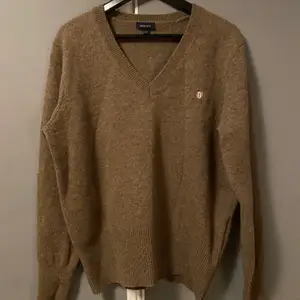 Säljer denna brun v-ringade stickade gant tröjan, storlek 38 men passar bra för både en 38/40.